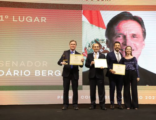 Dário Berger recebe prêmio nacional pelo trabalho dedicado à educação no Congresso